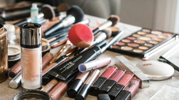 pink and black make up brushes