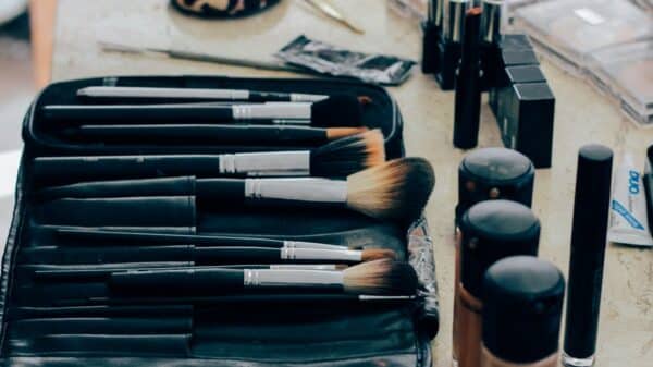 black makeup brush set